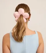 Accesorio para el pelo tipo scrunchie puffer con forma de flor color rosa.