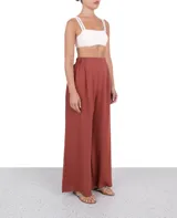 Pantalón palazzo color ladrillo con cintura alta y corte amplio.