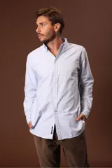 Camisa blanca de manga larga con cuello abotonado.