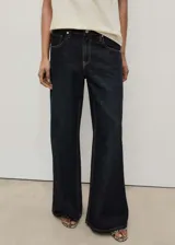 Pantalón de jean azul oscuro, corte wide leg, tiro bajo, con cinco bolsillos y cierre frontal con cremallera y botón.