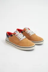 Championes acordonados color camel, con detalles en azul marino y rojo.