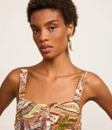 Vestido evasé midi de breteles anchos con elásticos, escote cuadrado y abertura vazada con frunzidos abajo del busto, lastex en la espalda y volados en superposición en la pollera. Estampado con flores y follaje.