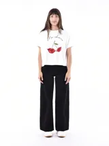 Remera blanca de corte holgado con estampado de labios rojos y cerezas, y la frase 'Ma cherie' en cursiva negra.