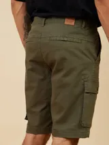 Bermuda de gabardina negra con bolsillos cargo laterales.