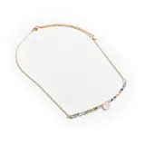 Collar de acero con cadena dorada y cuentas de piedra gris y dorada. Dije colgante de cuarzo rosa en forma de lágrima.