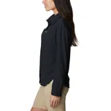 Camisa de manga larga Columbia Silver Ridge Utility, color negro, con protección solar FPU 50 y tecnología hidroabsorbente Omni-Wick. Cuenta con ventilación, bolsillo en el pecho y está hecha de material reciclado.