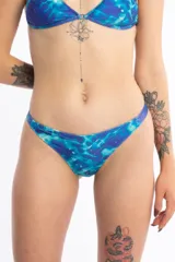 Bombacha de bikini less forrada con estampado abstracto en tonos azules y celestes.