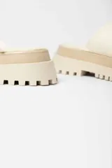 Sandalias negras de cuero sintético con plataforma track.