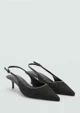 Zapato destalonado negro de tejido de fibra natural con detalle de tachuelas, punta fina, cierre de hebilla y tacón kitten.