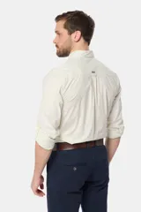 Camisa azul marino de manga larga con bolsillo en el pecho, confeccionada en algodón.