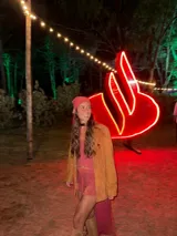 Blusa larga atrás y corta adelante con breteles finos regulables.