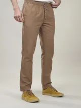 Pantalón jogger color gris claro confeccionado en mezcla de lino y algodón. Diseño liviano, fresco y cómodo, con calce comfort y cintura elástica con cordón ajustable.