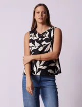 Blusa sin mangas de gasa estampada en blanco y negro, marca Floral & Ivy. Tiene cuello a la base y escote en V con botones.