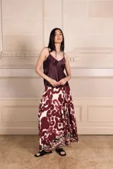 Falda larga acampanada con estampado de espirales y lazo en la cintura.