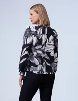 Blusa de gasa estampada con cuello a la base y abertura central con botones, detalle fruncido en la delantera.