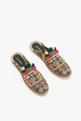 Zueco abierto con bordados, lentejuelas, canutillos y pompones de colores. Suela de yute y taco de madera de 1,5 cm.