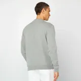 Buzo gris de cuello redondo y manga larga, con bolsillos laterales con cierre.