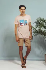 Bermuda color beige con bolsillos laterales y traseros.