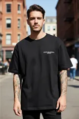 Remera negra oversize de manga corta, con estampa en la espalda con la frase "PRAY X MERCY SS24" en rojo y blanco.