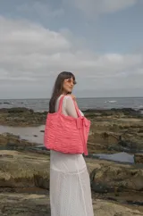 Bolso tipo tote color fucsia, 100% algodón, con diseño drapeado, moña fija y grifa de acrílico Cilento.
