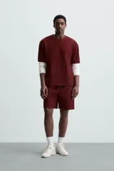 Bermuda negra de corte relaxed fit, con cintura elástica ajustable con cordón, bolsillos frontales y bolsillo trasero de parche.