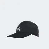 Gorro deportivo Le Coq Sportif negro, tipo running, con visera curva y logo del gallo en blanco. Presenta perforaciones laterales para ventilación.