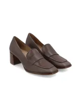 Zapato marrón de cuero con taco cuadrado de madera y detalle de cuero texturizado en la parte delantera.