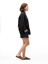 Shorts negros de lino con cintura elástica y dos bolsillos laterales.