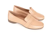 Mocasines nude de cuero con suela marrón y plantilla de látex. Fabricados a mano.