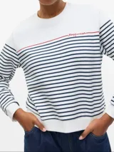 Buzo blanco con rayas horizontales azules y detalle de línea roja con la palabra 'Happiness' bordada en rojo.