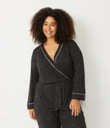 Pijama mono largo de viscolycra con estampado de lunares, escote en V cruzado y mangas largas con ribete en contraste. Diseño Curve & Plus Size.