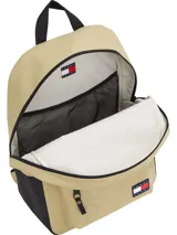 Mochila Tommy Jeans color beige con detalles en negro. Tiene un bolsillo frontal con cierre, asa superior, correas acolchadas ajustables y logo de la marca en el frente.