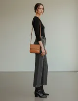 Remera de manga tres cuartos, color negro, confeccionada en modal, con cuello redondo ajustado a la base.