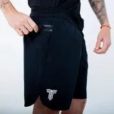 Short deportivo negro de tiro medio con elástico en la cintura y bolsillo trasero con cierre. Diseño unisex.