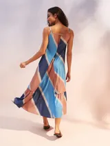 Vestido largo turquesa con breteles finos y falda con volados.