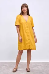 Vestido corto negro de lino con escote en V y abotonadura frontal.