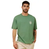 Remera de manga corta color verde, con estampado en el pecho y corte cómodo.
