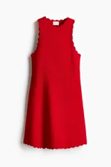 Vestido corto rojo de punto suave con acanalado horizontal, escote redondo, falda evasé y ribetes festoneados.