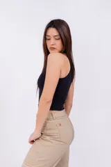 Musculosa blanca de breteles finos y corte cropped.