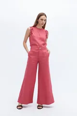 Pantalón palazzo color ladrillo, de tiro alto y confeccionado en lino.