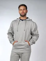 Canguro de felpa gris, con capucha y bolsillos laterales, diseño unisex y ajuste cómodo.