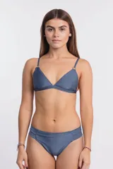 Top de bikini azul con corte triangular y tirantes finos.