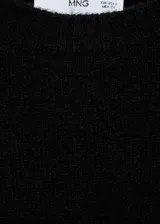 Sweater negro de punto medio con cuello redondo y manga larga. Presenta terminaciones de encaje y detalle de cristales en los hombros.