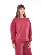 Buzo deportivo color bordó, de corte holgado y cuello redondo.