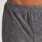 Pijama de dos piezas que incluye camiseta azul con estampado y pantalón de tejido polar en gris.