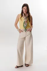 Jean de mujer, color azul oscuro, tiro alto, corte ancho y holgado (wide leg). Se caracteriza por pespuntes en zigzag visibles en los laterales y bolsillos.