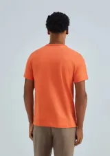 Remera negra de manga corta con corte ajustado.