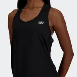 Musculosa deportiva New Balance color negro, con espalda cruzada y logo reflectante.