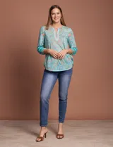 Blusa estampada marca Ruby Rd, de cuello redondo con escote en V y aplique metálico. Mangas 3/4 con aplique de crochet.