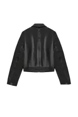 Campera biker negra de efecto cuero, con cierre delantero asimétrico, bolsillos laterales con cierre y cuello con solapa adornado con tachas.